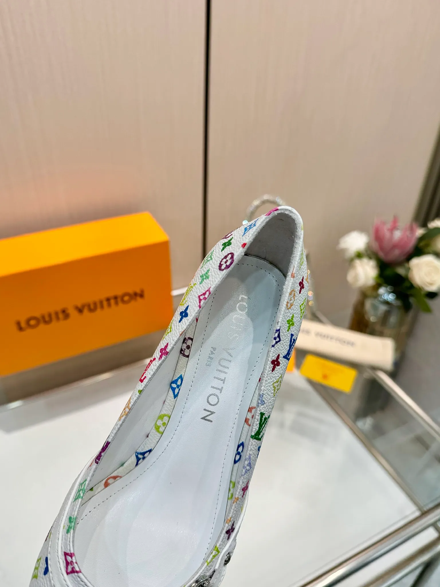 👟👟Ex-factory price 640👟👟Purchase level], Louis Vuitton 2025 official website early spring series! Perfect last shape, new pointed toe🆕, the official website is updated simultaneously. The small pointed toe is matched with a hollow leather strip and a small square buckle to adjust the elasticity. LV hardware "logo" is embellished. It is full of details and a visual feast. 💯It is difficult to conceal the elegant temperament of LV. It is comfortable and easy to wear, and full of femininity. The new original reverse mold last has the ultimate 1:1 shape, exquisite workmanship, and imported high-end fabrics showing exquisite texture! Fabric: Imported lambskin, cow patent leather/Presbyopia/denim. High-quality soft sheepskin lining. Feet: imported goatskin, Italian genuine leather outsole. 5.5 lacquered heels. Number of yards: 34-41 (34.40, 41, customization is non-returnable and non-exchangeable)
